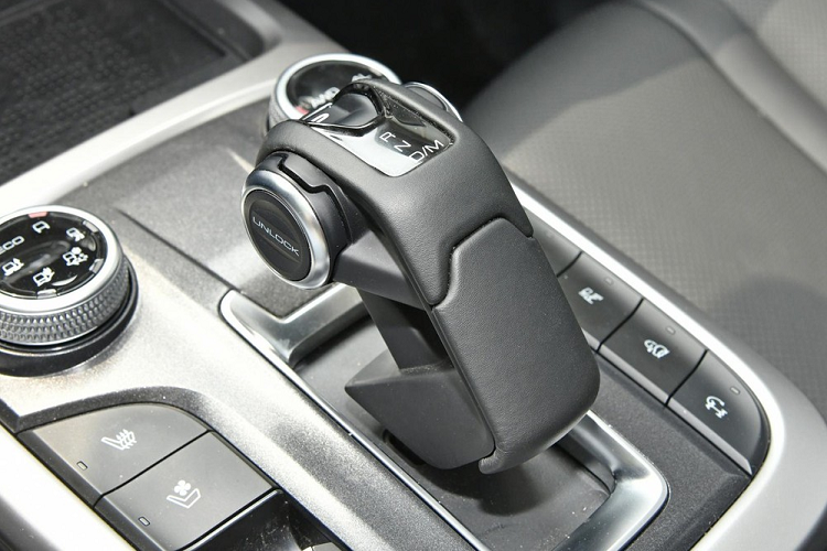 Theo tuyên bố chính thức, Tank 300 2024 có hiệu suất nhiệt của động cơ đạt 38% và mô-men xoắn tải tối đa của hộp số là 750 Nm. Ngoài ra, xe còn được trang bị thân xe không chịu lực và hệ dẫn động 4 bánh bán thời gian với khóa vi sai trước sau.