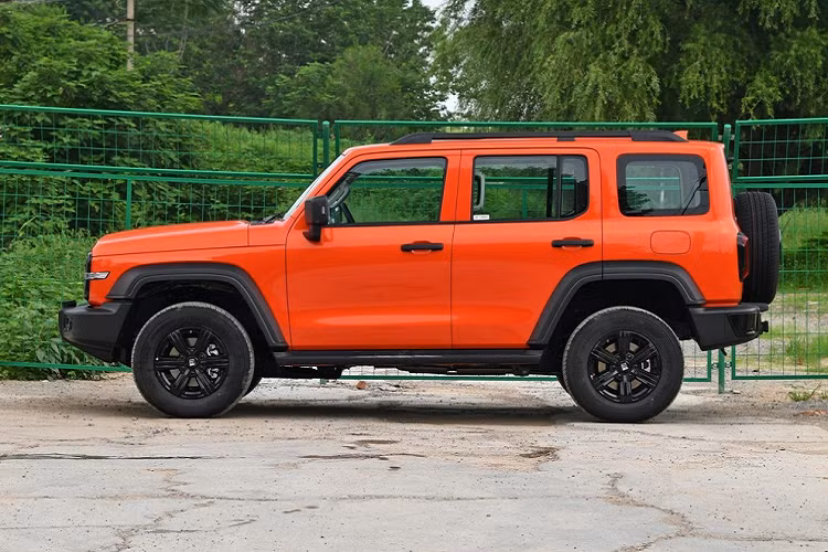 Tiếp đến là việc ốp bánh xe trước và sau của Tank 300 2024 tại Trung Quốc cũng được sơn đen nhám, khiến chiếc xe mới trông rất hầm hố. Đồng thời, mặt trước gần như thẳng đứng với những đường gân nổi phía trên nắp động cơ càng làm tăng cảm giác mạnh mẽ cho xe.