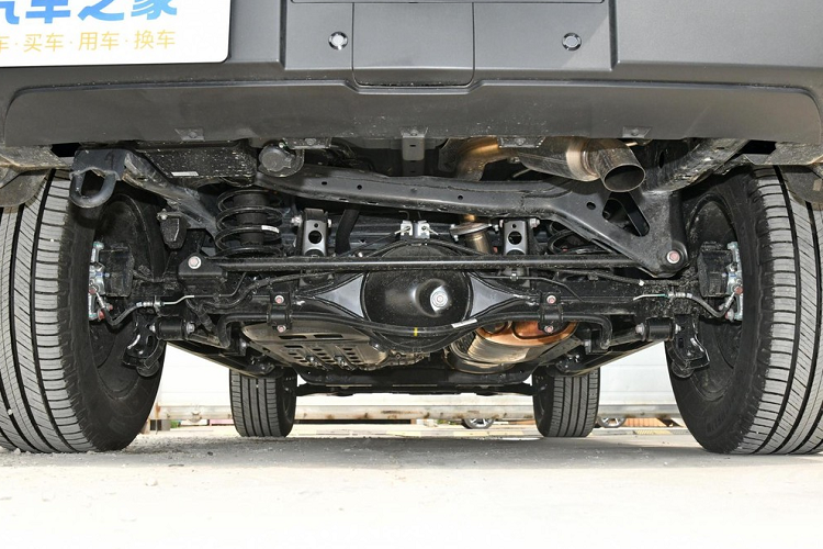 Cụ thể, ý tưởng thiết kế tổng thể của xe đi theo phong cách off-road hầm hố với các đường nét vuông vắn diện tích lớn kết hợp với các đường vát tròn, bên cạnh đó là các cửa gió điều hòa và núm chức năng hình tròn kết hợp với đường chỉ khâu hình thoi vuông vắn. Đồng thời, Tank 300 2024 còn được trang bị màn hình kép 12,3 inch, làm tăng thêm cảm giác công nghệ cho chiếc xe.