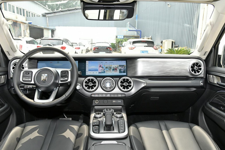 Có thể thấy kể từ khi ra mắt chiếc xe Tank 300 không chỉ “hướng đến” những người chơi off-road, bởi vẻ ngoài tinh tế và nội thất còn đáp ứng được nhu cầu cơ bản của người dùng, vì thế, 1 số khách hàng chọn mua các mẫu xe SUV đô thị như Lynk &amp; Co 01, Honda CR-V... cũng đưa Tank 300 vào sự lựa chọn.