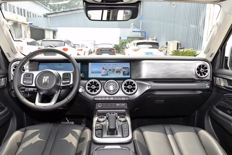 Có thể thấy kể từ khi ra mắt chiếc xe Tank 300 không chỉ “hướng đến” những người chơi off-road, bởi vẻ ngoài tinh tế và nội thất còn đáp ứng được nhu cầu cơ bản của người dùng, vì thế, 1 số khách hàng chọn mua các mẫu xe SUV đô thị như Lynk &amp; Co 01, Honda CR-V... cũng đưa Tank 300 vào sự lựa chọn.