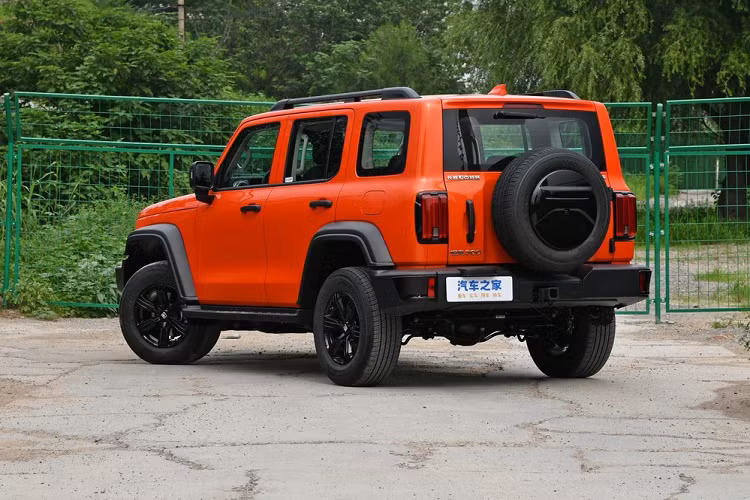 Nhìn từ phía sau, thân xe Tank 300 2024 vuông vắn được kết hợp với bánh xe nhô cao phía trước và phía sau cùng lốp dự phòng cỡ lớn bên ngoài, tạo hiệu ứng thị giác rất dữ dằn. Đồng thời, cốp sau mở ngang và tay nắm cửa dọc bên trái càng làm nổi bật phong cách cá tính của xe.