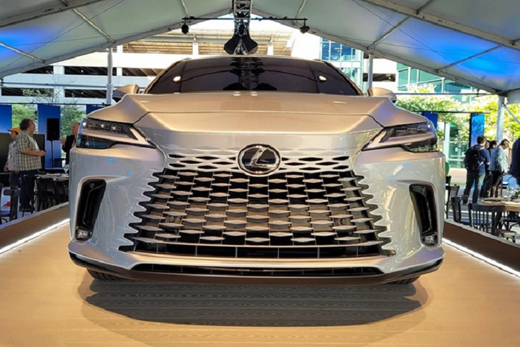 Nhờ đó, xe có thể tăng tốc từ 0-96 km/h trong thời gian 7,2 giây, nhanh hơn trước 0,7 giây.Riêng ở phiên bản cao cấp RX 500h F Sport Performance sử dụng động cơ xăng tăng áp 2.4L 4 xi-lanh, hộp số tự động 6 cấp, kết hợp mô-tơ điện, cho công suất 367 mã lực và mô-men xoắn cực đại 550Nm.