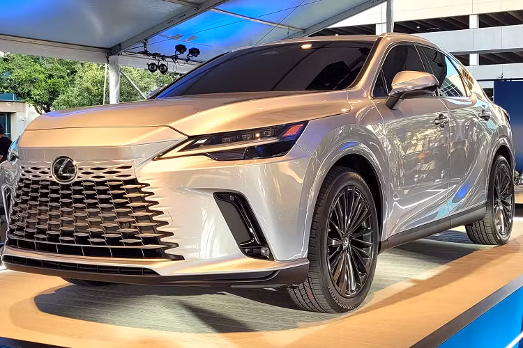 Về truyền động, Lexus RX 2023 dùng động cơ xăng tăng áp 2.4L 4 xi-lanh mới, sản sinh công suất 275 mã lực và mô-men xoắn cực đại 429 Nm, mạnh hơn loại V6 3.5L cũ khoảng 20 mã lực và 68 Nm. Đi kèm là hộp số tự động 8 cấp, hệ dẫn động cầu trước hoặc 4 bánh toàn thời gian.