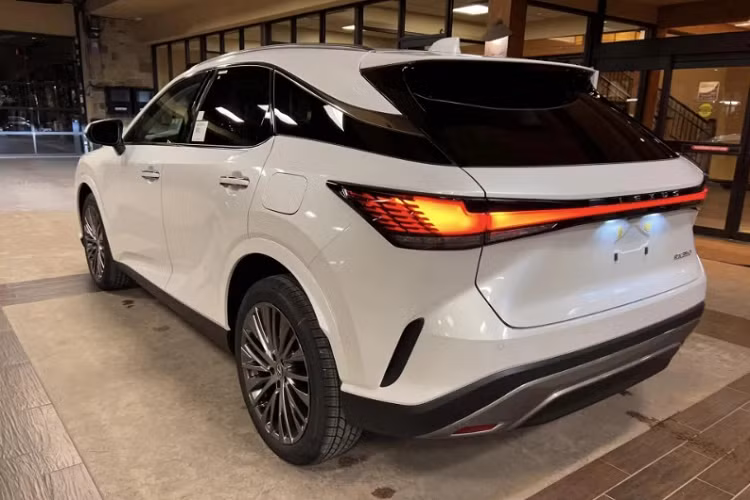 Xe chỉ cần 5,9 giây để tăng tốc từ 0 - 96 km/h. Lexus RX 2023 về Việt Nam, hứa hẹn phân khúc SUV/Crossover cỡ trung sẽ trở nên sôi động hơn cùng những cái tên đình đám như Mercedes-Benz GLE, BMW X5, Audi Q7 và Volvo XC90.