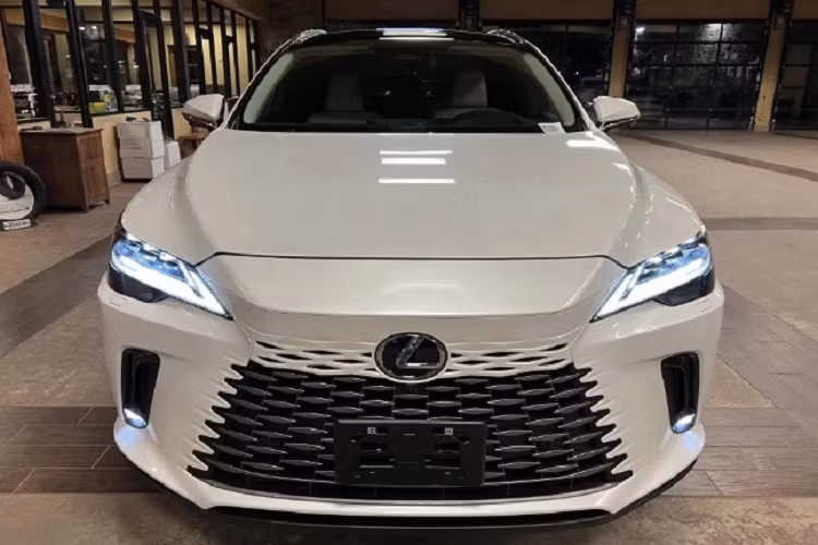 Các khách hàng có thể chuyển sang đặt hàng RX 2023 hoặc nếu không còn nhu cầu, đại lý sẽ trả lại tiền đặt cọc. Xe sẽ tới tay khách hàng tại Việt Nam vào nửa đầu năm sau. Lexus RX thế hệ thứ 5 sở hữu thiết kế hoàn toàn mới, bổ sung công nghệ và tùy chọn động cơ plug-in hybrid.