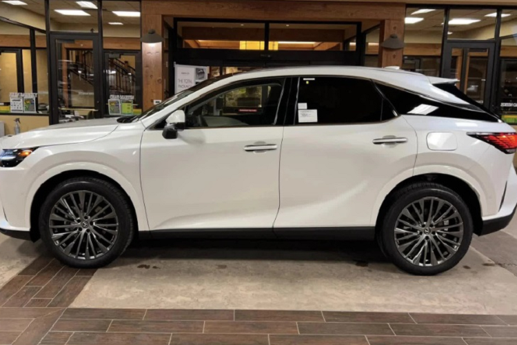 Hai bên là cụm đèn pha mới, tích hợp dải đèn LED định vị ban ngày hình chữ "L" quen thuộc, ngay bên dưới là khe gió nằm dọc với viền đen bóng và tích hợp đèn sương mù trước. Bộ mâm hợp kim 19 inch tiêu chuẩn hoặc tùy chọn 21 inch.