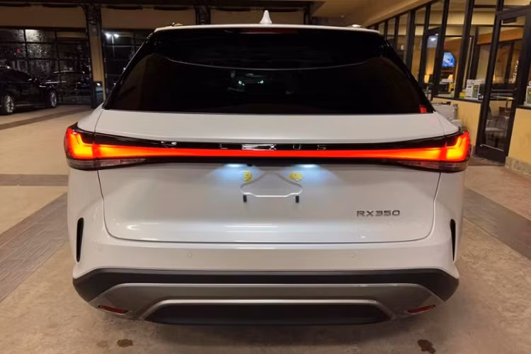 Phía đuôi xe, logo chữ "L" loại bỏ để thay bằng dòng chữ "LEXUS". Khung gầm GA-K hoàn toàn mới, tương tự ES và NX, cứng hơn và nhẹ hơn 89,8 kg so với khung gầm của đời cũ. Hệ thống treo sau đa liên kết được nâng cấp đem lại khả năng vận hành êm ái hơn.