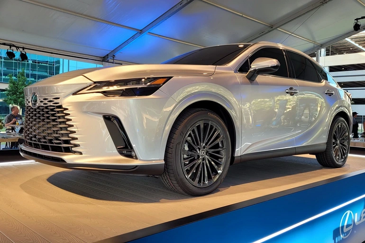 Màn hình này có hỗ trợ hệ thống định vị dựa trên đám mây, tính năng trợ lý ảo và cập nhật phần mềm qua WiFi. Về công nghệ an toàn, RX 2023 được trang bị gói an toàn chủ động Lexus Safety System+ 3.0 mới với các tính năng như: hỗ trợ phanh chủ động, phát hiện người đi bộ, mô tô, hỗ trợ tránh va chạm ở giao lộ, hỗ trợ giữ làn đường, đèn pha/cốt thích ứng...