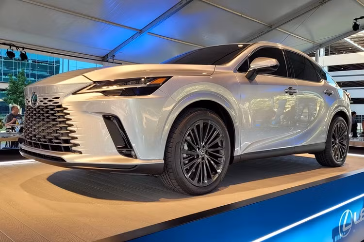 Màn hình này có hỗ trợ hệ thống định vị dựa trên đám mây, tính năng trợ lý ảo và cập nhật phần mềm qua WiFi. Về công nghệ an toàn, RX 2023 được trang bị gói an toàn chủ động Lexus Safety System+ 3.0 mới với các tính năng như: hỗ trợ phanh chủ động, phát hiện người đi bộ, mô tô, hỗ trợ tránh va chạm ở giao lộ, hỗ trợ giữ làn đường, đèn pha/cốt thích ứng...