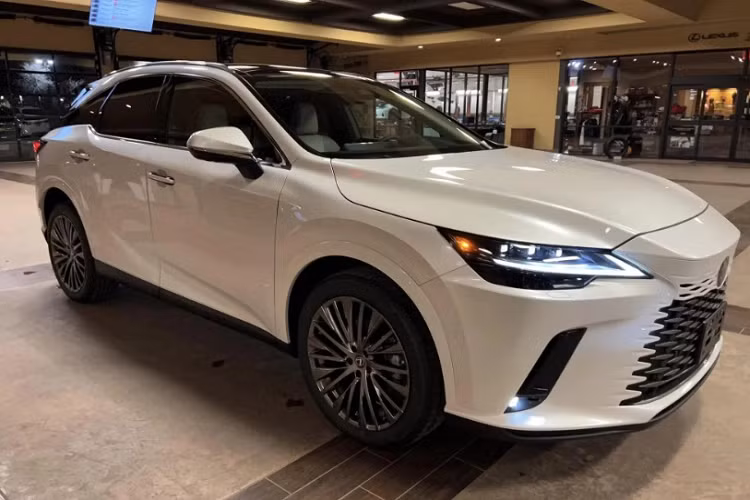 So với thế hệ trước, xe có kích thước tổng thể lớn hơn, với chiều dài cơ sở tăng 60 mm. Do đó, mẫu xe đem đến cho xe không gian nội thất rộng rãi hơn, thoải mái hơn. Lexus RX 2023 sở hữu ngoại hình hiện đại, bắt mắt, xe mang hơi hướng xe điện với lưới tản nhiệt đặt thấp, sử dụng các hoạ tiết hình con suốt đồng màu thân xe.