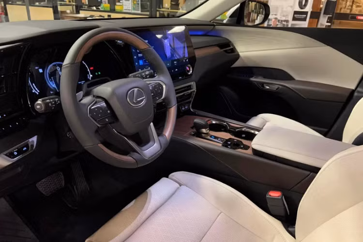 Về nội thất, xe có thiết kế mang hơi hướng giống với NX thế hệ mới, bao gồm bảng đồng hồ kỹ thuật số và hệ thống thông tin giải trí Lexus Interface thế hệ mới, đi kèm màn hình cảm ứng 9,8 inch trên phiên bản tiêu chuẩn hoặc 14 inch trên các phiên bản cao cấp.