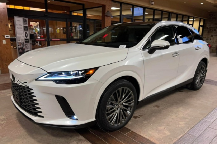 Ở phiên bản kế nhiệm, dòng xe Lexus RX 2023 mới sẽ có 4 phiên bản: RX 350 Premium, RX 350 Luxury, RX 350 F Sport và RX 500h F Sport Performance, giá dự kiến lần lượt 3,43 tỷ đồng, 4,33 tỷ đồng, 4,72 tỷ đồng và 4,94 tỷ đồng.Hiện tại, phía đại lý cũng đã ngừng bán và ngừng nhận đặt hàng Lexus RX phiên bản cũ.
