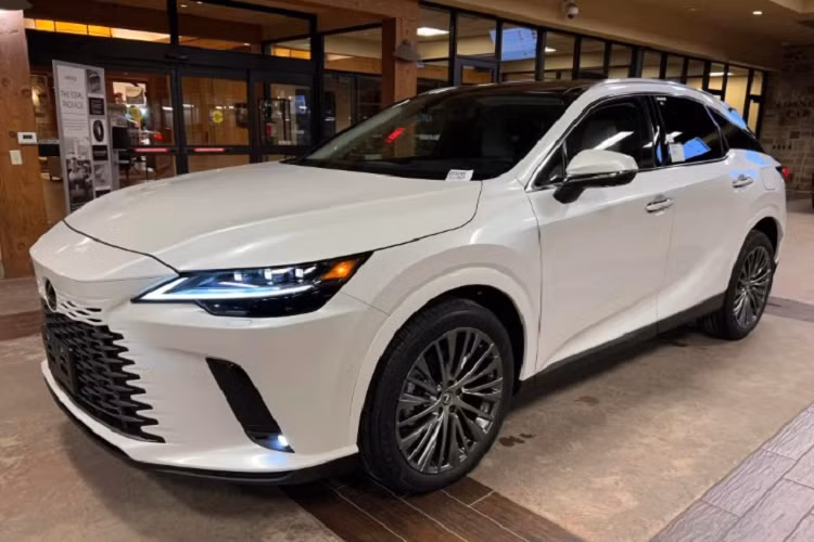 Ở phiên bản kế nhiệm, dòng xe Lexus RX 2023 mới sẽ có 4 phiên bản: RX 350 Premium, RX 350 Luxury, RX 350 F Sport và RX 500h F Sport Performance, giá dự kiến lần lượt 3,43 tỷ đồng, 4,33 tỷ đồng, 4,72 tỷ đồng và 4,94 tỷ đồng.Hiện tại, phía đại lý cũng đã ngừng bán và ngừng nhận đặt hàng Lexus RX phiên bản cũ.