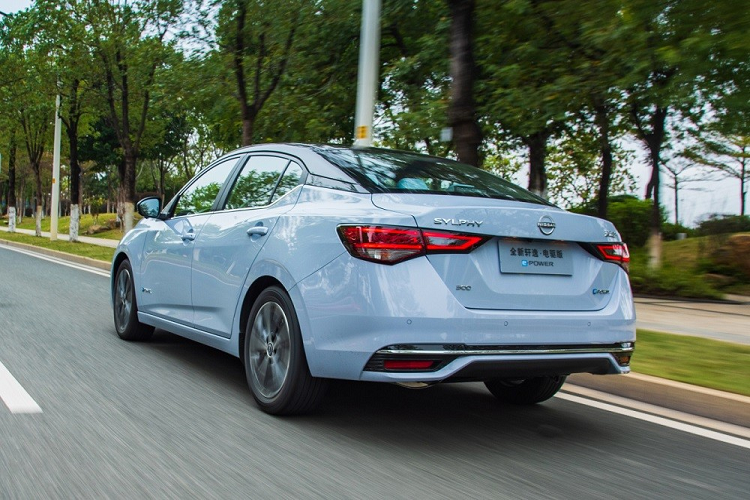 Với Nissan Sylphy e-Power 2023, hệ truyền động hybrid cũng không có gì thay đổi, vẫn bao gồm động cơ xăng 3 xi-lanh, dung tích 1.2L với công suất tối đa 72 mã lực. Động cơ kết hợp với mô-tơ điện mạnh 136 mã lực và 300 Nm. Tuy nhiên, động cơ xăng chỉ đóng vai trò sạc pin trong khi nhiệm vụ truyền động cho bánh xe thuộc về mô-tơ điện. Nhờ đó, mẫu sedan hạng C này chỉ tiêu thụ lượng xăng dao động từ 4,36 - 4,54 lít/100 km.