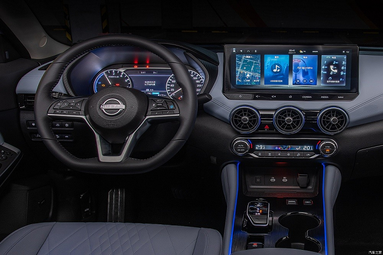 Phiên bản này còn có logo e-Power sau chắn bùn trước và trên cửa cốp như dấu hiệu nhận biết. Theo thông tin do Bộ Công nghiệp và Công nghệ Thông tin Trung Quốc công bố, Nissan Sylphy 2023 sẽ có chiều dài 4.652 mm, chiều rộng 1.815 mm, chiều cao 1.450 mm cùng chiều dài cơ sở 2.712 mm. So với phiên bản cũ, xe chỉ dài hơn một chút.