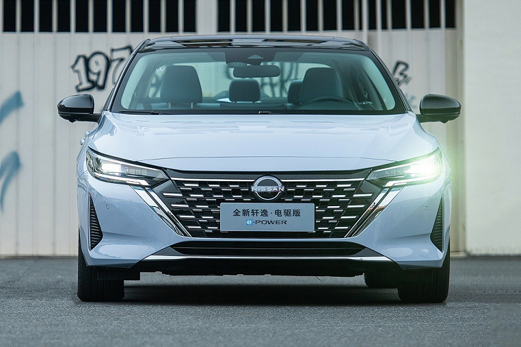 So với phiên bản cũ, mẫu sedan cỡ C này thay đổi nhiều nhất ở khu vực đầu xe. Cụ thể, Nissan Sylphy 2023 tiếp tục được trang bị lưới tản nhiệt V-Motion nhưng rộng hơn trước. Bao quanh lưới tản nhiệt là nẹp mạ crôm hình chữ "V". Với phiên bản máy xăng, lưới tản nhiệt của Nissan Sylphy 2023 sẽ đi kèm nan mạ crôm nằm ngang mới khiến phần đầu xe như rộng hơn.