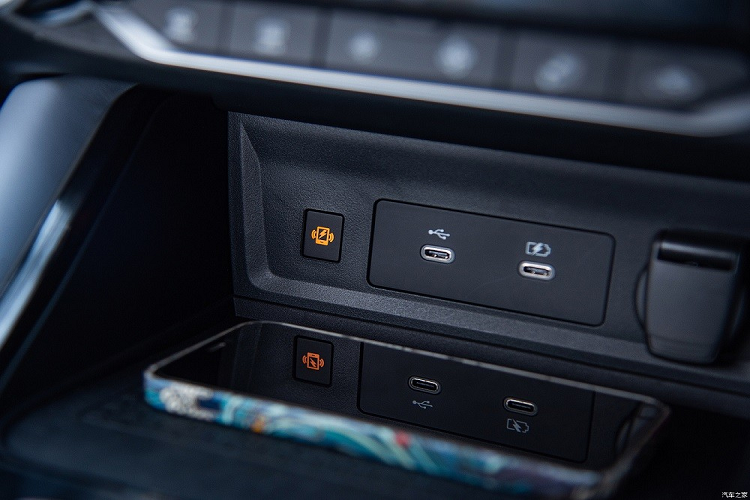 Trong khi đó, phiên bản máy xăng không có đèn viền xanh dương và vẫn dùng cần số truyền thống. Ngoài ra, mẫu sedan cỡ C này còn có những trang bị nội thất đáng chú ý khác như sạc không dây, cổng USB Type C...