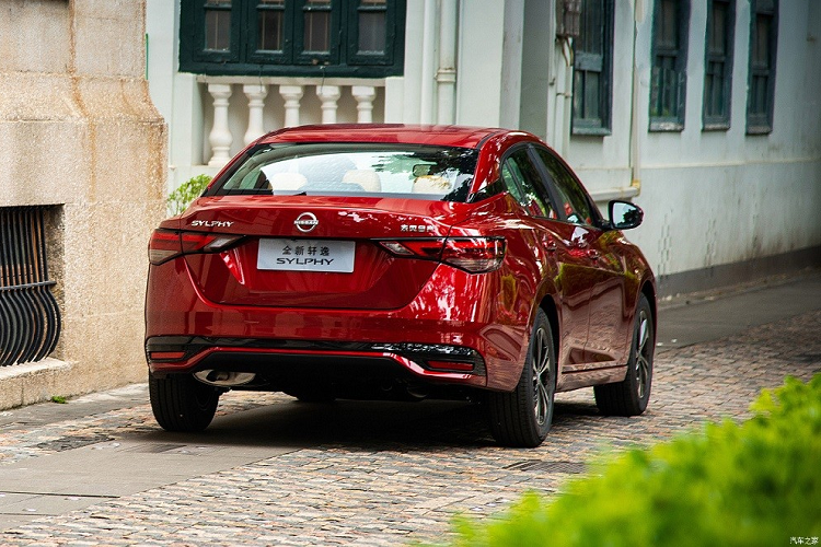 So với phiên bản cũ, đèn phản quang của xe cũng đã được chuyển xuống vị trí thấp hơn. Khác biệt tiếp theo giữa 2 phiên bản của Nissan Sylphy 2023 là vành la-zăng. Theo đó, vành của phiên bản máy xăng có kích thước khá nhỏ, chỉ 16 inch và thiết kế 5 chấu kép phối 2 màu. Ở phiên bản e-Power, vành có đường kính 17 inch và cũng có thiết kế 5 chấu kép nhưng đẹp mắt hơn.