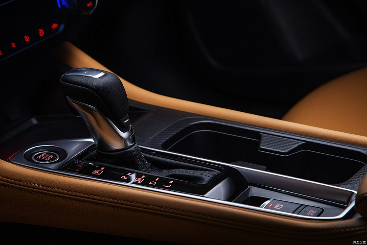 Giữa Nissan Sylphy 2023 phiên bản máy xăng và e-Power có một số khác biệt về nội thất. Cụ thể, Nissan Sylphy e-Power 2023 có đèn viền màu xanh dương chạy dọc cụm điều khiển trung tâm và cần số điện tử gọn gàng, tương tự loại dùng cho Kicks e-Power hay X-Trail e-Power.