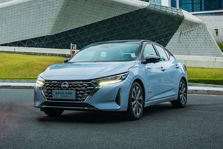 Trong khi đó, ở phiên bản e-Power, xe lại dùng lưới tản nhiệt với mắt lưới đa điểm mạ crôm ấn tượng hơn. Ngoài ra, cả hai phiên bản của Nissan Sylphy 2023 đều được bổ sung những chi tiết mới khác như đèn pha, khe gió hình tam giác ở hai góc cản trước và hốc gió trung tâm hẹp, trang trí bằng nẹp mạ crôm.