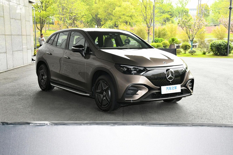Mercedes-Benz EQE SUV chạy điện tại thị trường Trung Quốc có tổng cộng 4 mẫu với mức giá dao động từ 486.000 nhân dân tệ đến 630.600 (tương đương 1,6 tỷ đồng cho đến 2,1 tỷ đồng). Xe được xây dựng trên nền tảng điện hoàn toàn mới Electric Vehicle Architecture (EVA). EQE SUV mới sẽ cung cấp các phiên bản dẫn động cầu sau và dẫn động bốn bánh. Điều kiện hoạt động theo chu trình thử nghiệm CLTC của Trung Quốc có thể đạt tới 613 km.