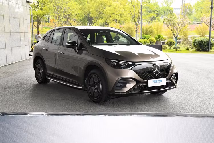 Mercedes-Benz EQE SUV chạy điện tại thị trường Trung Quốc có tổng cộng 4 mẫu với mức giá dao động từ 486.000 nhân dân tệ đến 630.600 (tương đương 1,6 tỷ đồng cho đến 2,1 tỷ đồng). Xe được xây dựng trên nền tảng điện hoàn toàn mới Electric Vehicle Architecture (EVA). EQE SUV mới sẽ cung cấp các phiên bản dẫn động cầu sau và dẫn động bốn bánh. Điều kiện hoạt động theo chu trình thử nghiệm CLTC của Trung Quốc có thể đạt tới 613 km.