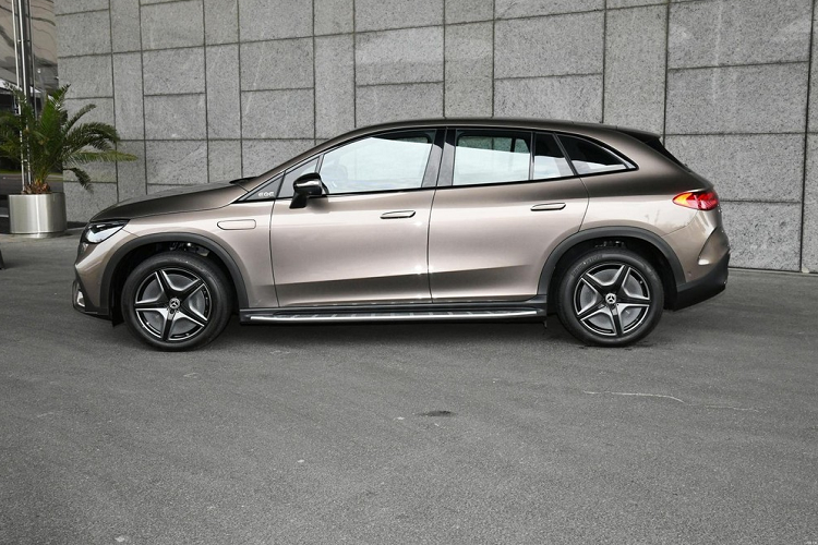 Toàn bộ chiếc xe áp dụng ngôn ngữ thiết kế giống như mẫu sedan EQE, bao gồm hình dạng của cụm đèn, lưới tản nhiệt phía trước khép kín và thiết kế của lỗ thông hơi ba phần trên vách ngăn phía trước, nhưng mẫu SUV có mặt trước cao hơn, trông mạnh mẽ.