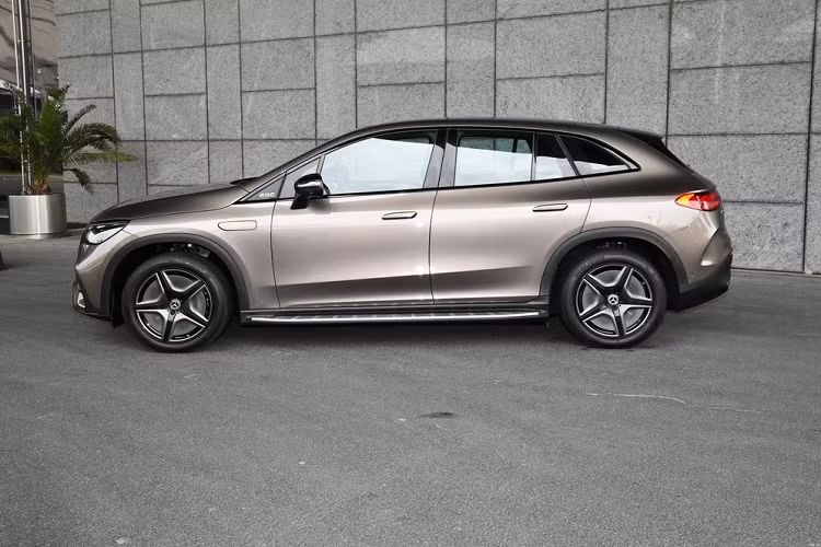 Toàn bộ chiếc xe áp dụng ngôn ngữ thiết kế giống như mẫu sedan EQE, bao gồm hình dạng của cụm đèn, lưới tản nhiệt phía trước khép kín và thiết kế của lỗ thông hơi ba phần trên vách ngăn phía trước, nhưng mẫu SUV có mặt trước cao hơn, trông mạnh mẽ.