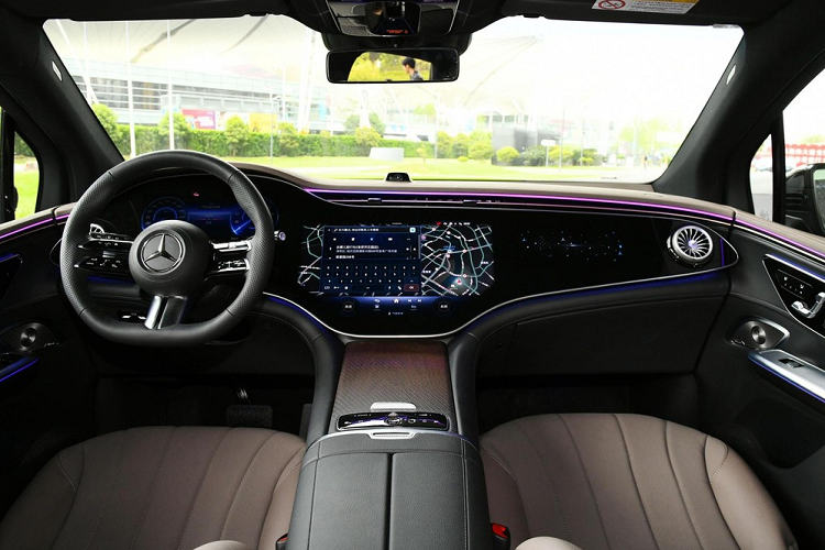 Giống như Mercedes-Benz EQS SUV tại Việt Nam, đèn pha của Mercedes-Benz EQE SUV cũng được trang bị tiêu chuẩn là LED hiệu suất cao và tấm lưới tản nhiệt màu đen có độ bóng cao "Black Panel" cũng là một nét đặc trưng của gia đình EQ. Điều đáng nói là nắp trước của chiếc xe mới vẫn không thể tự mở được, mà phải dùng phương pháp thủ công, tất nhiên, EQE SUV cũng không cung cấp chức năng "cốp trước" để chứa đồ