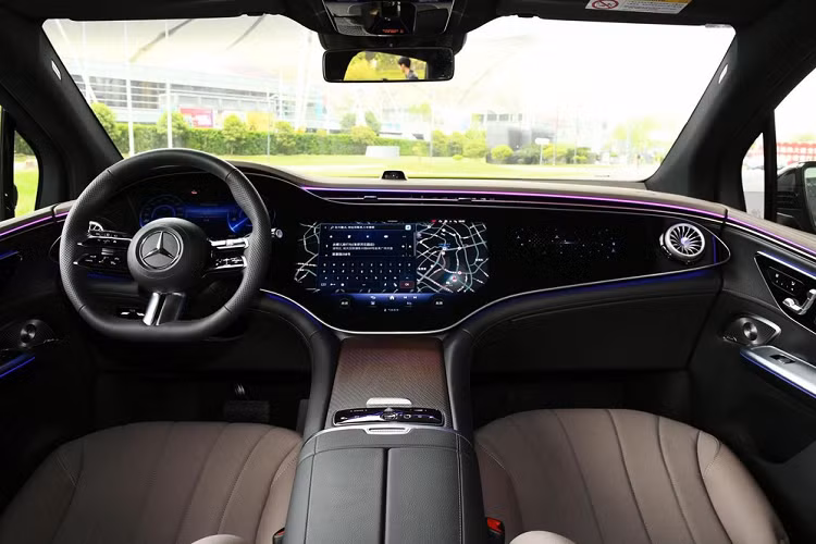 Giống như Mercedes-Benz EQS SUV tại Việt Nam, đèn pha của Mercedes-Benz EQE SUV cũng được trang bị tiêu chuẩn là LED hiệu suất cao và tấm lưới tản nhiệt màu đen có độ bóng cao "Black Panel" cũng là một nét đặc trưng của gia đình EQ. Điều đáng nói là nắp trước của chiếc xe mới vẫn không thể tự mở được, mà phải dùng phương pháp thủ công, tất nhiên, EQE SUV cũng không cung cấp chức năng "cốp trước" để chứa đồ