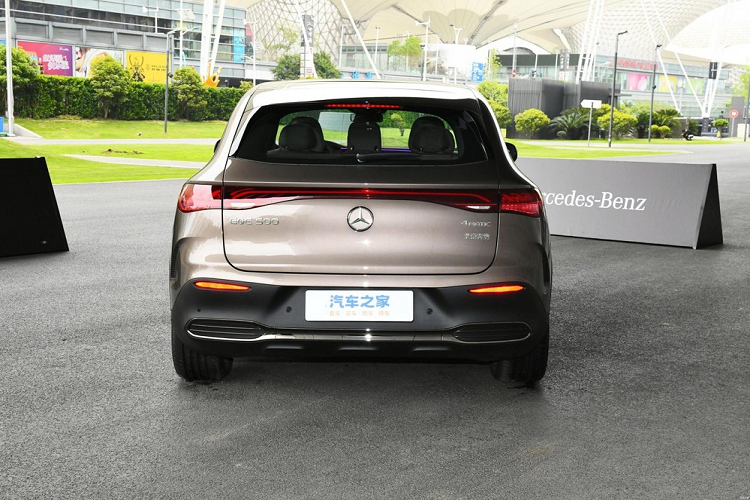 Thú vị hơn, mẫu SUV thuần điện EQE cũng sẽ sớm được bổ sung 10 cấu hình dành riêng cho thị trường Trung Quốc, bao gồm ghế hành khách phía sau điều chỉnh điện và tựa đầu thoải mái phía sau, nhằm nâng cao sự sang trọng và tiện nghi. Trong khi đó, các khách hàng Việt Nam phải chờ đến tận tháng 9, đại lý Mercedes-Benz trong nước mới bán ra sản phẩm EQE SUV.