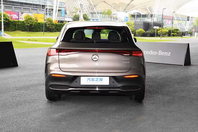 Thú vị hơn, mẫu SUV thuần điện EQE cũng sẽ sớm được bổ sung 10 cấu hình dành riêng cho thị trường Trung Quốc, bao gồm ghế hành khách phía sau điều chỉnh điện và tựa đầu thoải mái phía sau, nhằm nâng cao sự sang trọng và tiện nghi. Trong khi đó, các khách hàng Việt Nam phải chờ đến tận tháng 9, đại lý Mercedes-Benz trong nước mới bán ra sản phẩm EQE SUV.