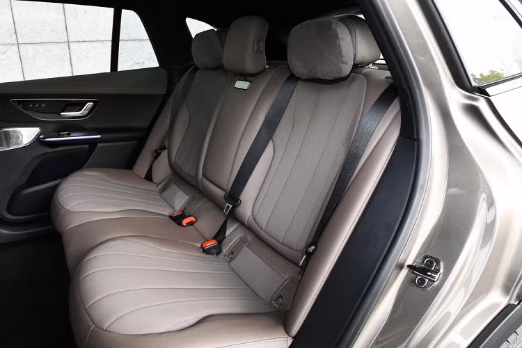 Nội thất của Mercedes-Benz EQE SUV có thiết kế ba màn hình bao gồm màn hình điều khiển trung tâm siêu lớn, bảng đồng hồ LCD và màn hình cho ghế phụ với đầy đủ công nghệ, và hệ thống xe MBUX Hyperscreen mới nhất sẽ được trang bị.