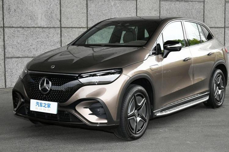 Cuối cùng là mẫu 500 4MATIC có công suất tối đa 408 mã lực, mô-men xoắn cực đại 858 Nm và xe có thể lăn bánh sau 1 lần sạc đầy theo chu trình thử nghiệm WLTP là 547 km. Về ngoại hình, Mercedes-Benz EQE SUV 2023 sẽ tuân theo phong cách thiết kế của những chiếc xe năng lượng mới nhà Mercedes-Benz, với hình thức tổng thể rất tròn và dày.