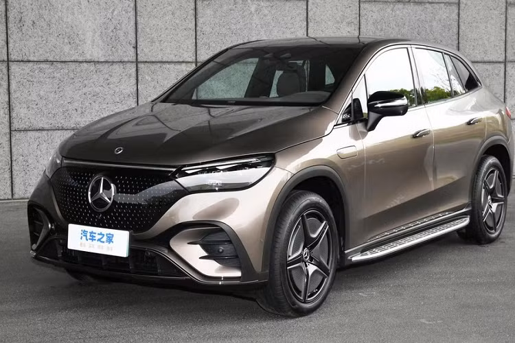 Cuối cùng là mẫu 500 4MATIC có công suất tối đa 408 mã lực, mô-men xoắn cực đại 858 Nm và xe có thể lăn bánh sau 1 lần sạc đầy theo chu trình thử nghiệm WLTP là 547 km. Về ngoại hình, Mercedes-Benz EQE SUV 2023 sẽ tuân theo phong cách thiết kế của những chiếc xe năng lượng mới nhà Mercedes-Benz, với hình thức tổng thể rất tròn và dày.