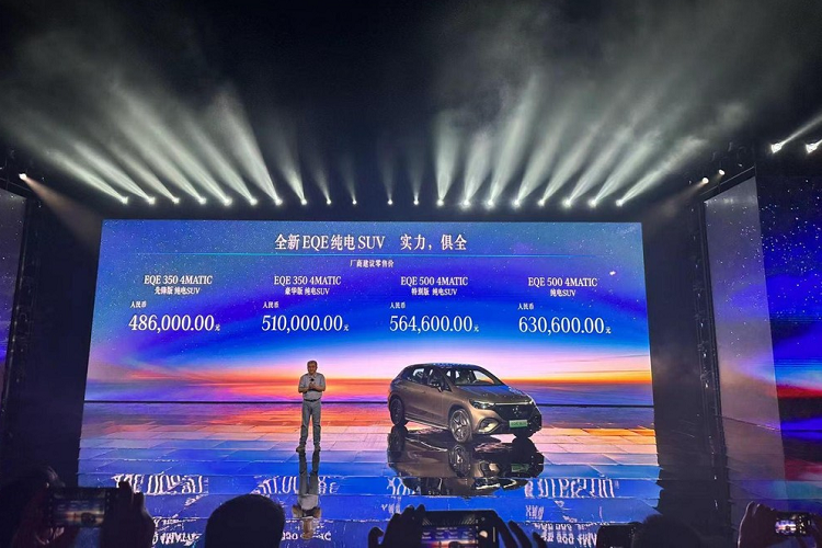 Cụ thể, về sức mạnh, chiếc xe mới áp dụng kiến trúc 400V và được trang bị khối pin NCM811 bao gồm 10 mô-đun pin với công suất khả dụng là 90,6 kWh, cung cấp ba phiên bản sức mạnh 350+, 350 4MATIC và 500 4MATIC.