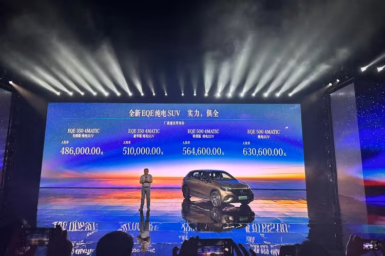 Cụ thể, về sức mạnh, chiếc xe mới áp dụng kiến trúc 400V và được trang bị khối pin NCM811 bao gồm 10 mô-đun pin với công suất khả dụng là 90,6 kWh, cung cấp ba phiên bản sức mạnh 350+, 350 4MATIC và 500 4MATIC.