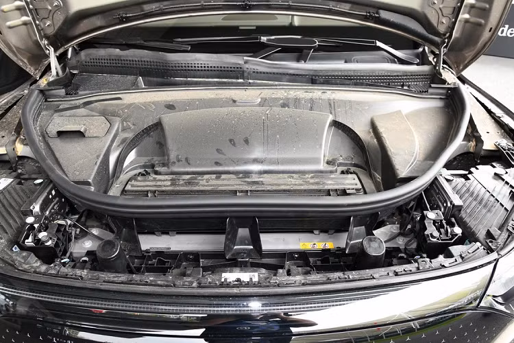 Tiếp đến là bản 350 4MATIC sẽ có thêm 1 động cơ điện cầu trước, nhờ đó, động cơ điện kép sẽ mang đến tổng công suất không thay đổi nhưng mô-men xoắn cực đại tăng lên 765 Nm, quãng đường di chuyển tối đa sau 1 lần sạc đầy theo WLTP là 558 km.