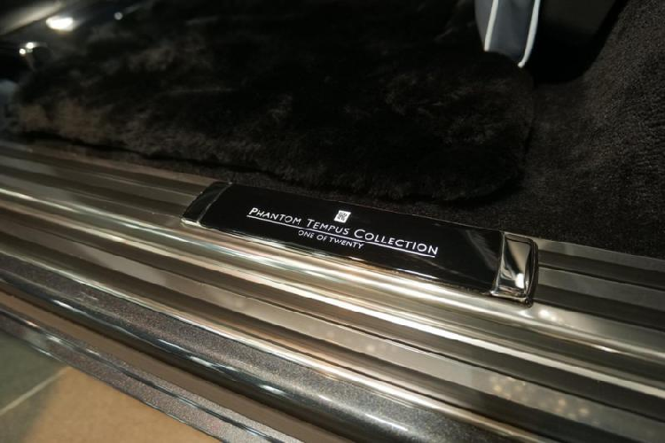 Tiếp đến là chi tiết Frozen Flow of Time Gallery gây hứng thú nhiều nhất, lấy cảm hứng từ chu kỳ quay 100 triệu năm của ngôi sao pulsar, một phôi nhôm nguyên khối đã được cán thành 100 dải kim loại với đường viền riêng biệt, được mạ đen và đánh bóng thủ công để phản chiếu ánh sáng.