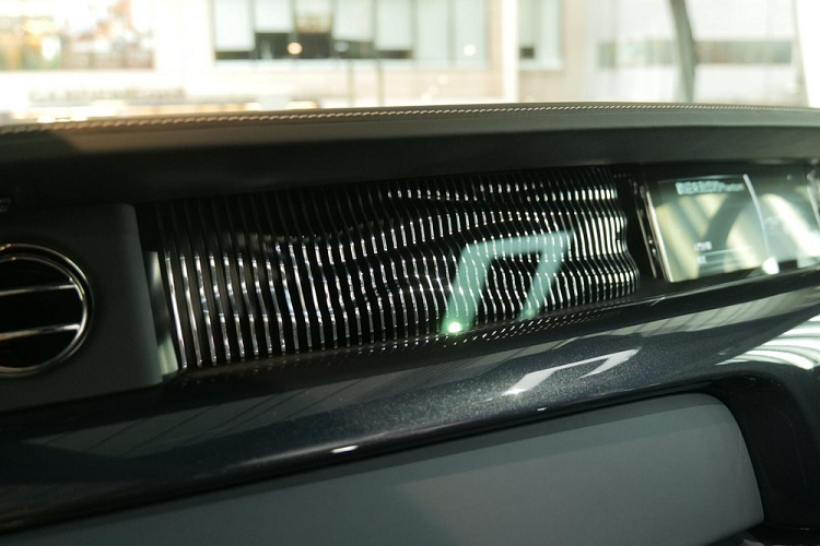 Chỉ biết rằng, mẫu xe này có giá lên đến 14,88 triệu HKD (tương đương 43,5 tỷ đồng) khi ra mắt Hồng Kông vào năm 2021, đắt hơn 7 tỷ đồng so với Rolls-Royce Phantom thế hệ thứ 8 ở Hồng Kông chỉ có giá 12,88 triệu HKD (tương đương 37,7 tỷ đồng).