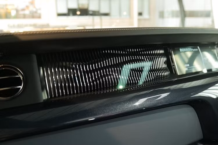 Chỉ biết rằng, mẫu xe này có giá lên đến 14,88 triệu HKD (tương đương 43,5 tỷ đồng) khi ra mắt Hồng Kông vào năm 2021, đắt hơn 7 tỷ đồng so với Rolls-Royce Phantom thế hệ thứ 8 ở Hồng Kông chỉ có giá 12,88 triệu HKD (tương đương 37,7 tỷ đồng).