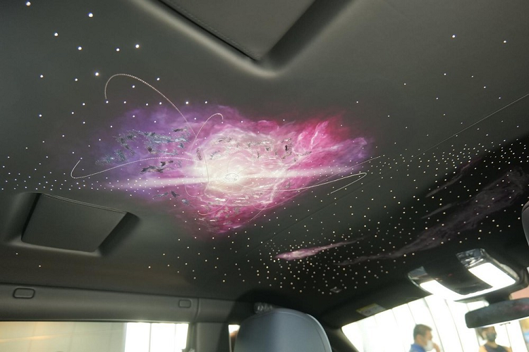 Nhiều khả năng, Rolls-Royce Phantom Tempus ở Thái Lan sẽ có giá lăn bánh trên 50 tỷ đồng. Phantom Tempus mới đến Thái Lan được sơn ngoại thất màu xanh Kairos Blue với cách pha màu cũng như phun lên ngoại thất xe được đánh giá là cầu kỳ chưa từng có để tạo ra hiệu ứng lấp lánh như vì sao khi có ánh sáng chiếu vào.