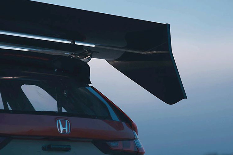 HPD được thành lập vào năm 1993, là đơn vị chuyên thiết kế và phát triển hệ thống truyền động và khung gầm cho các mẫu xe đua Honda và CR-V Hybrid Racer cũng không ngoại lệ.