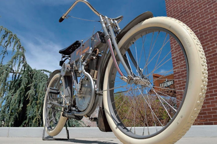 Đây là một trong những mẫu môtô được giới mê tốc độ săn tìm nhiều nhất. Bởi Strap Tank 1908 là mẫu xe máy đầu tiên của Harley-Davidson.