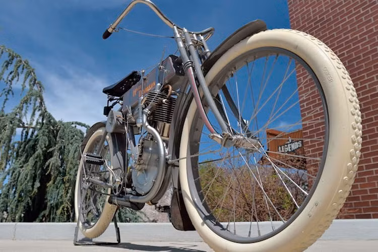 Đây là một trong những mẫu môtô được giới mê tốc độ săn tìm nhiều nhất. Bởi Strap Tank 1908 là mẫu xe máy đầu tiên của Harley-Davidson.