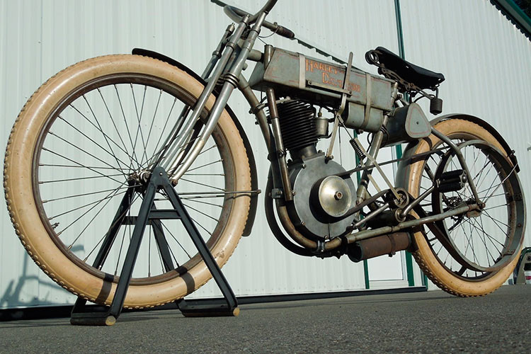 Theo một số trang web môtô cổ điển chuyên theo dõi việc bán đấu giá xe xác nhận Harley-Davidson Strap Tank đời 1908 đạt mức giá cao nhất từ trước đến nay.