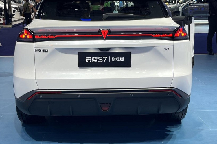 Về sức mạnh, mẫu xe SUV Changan Deepal S7 phiên bản thuần điện tại Trung Quốc sẽ sử dụng 2 động cơ EV tùy chọn cho công suất tối đa 218 mã lực hoặc 258 mã lực.