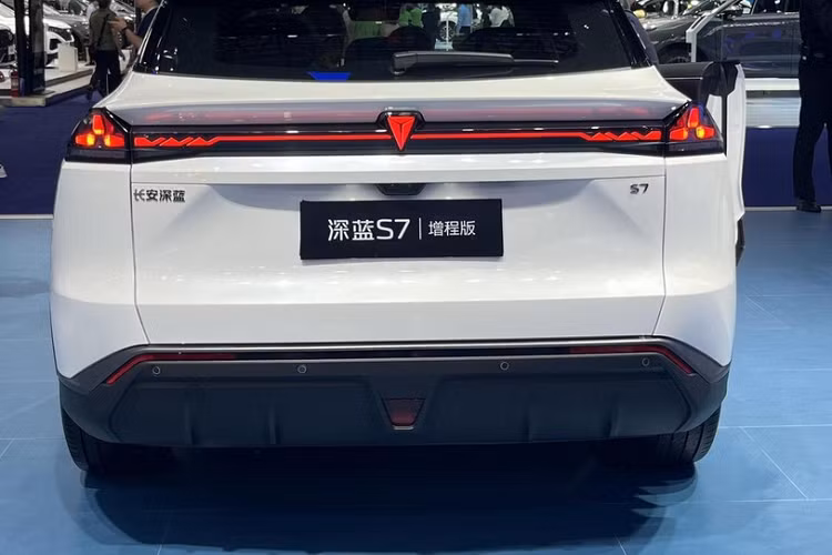 Về sức mạnh, mẫu xe SUV Changan Deepal S7 phiên bản thuần điện tại Trung Quốc sẽ sử dụng 2 động cơ EV tùy chọn cho công suất tối đa 218 mã lực hoặc 258 mã lực.