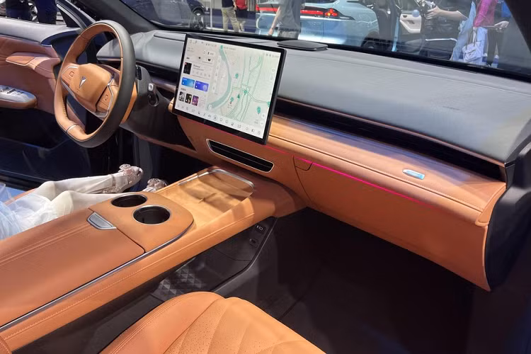 Deepal S7 là chiếc SUV đầu tiên sử dụng Changan EPA1, là nền tảng chạy hoàn toàn bằng điện tương thích với nhiều cấu hình khác nhau. Ngoại thất và nội thất của xe cũng rất thể thao và đầy đủ tính tiện nghi của 1 chiếc SUV cá tính.